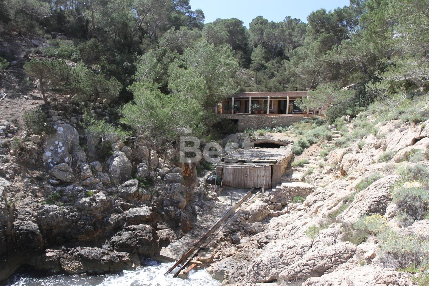 Casita en alquiler frente al mar en San Miguel, Ibiza. Seaside property for summer rental in the north of Ibiza