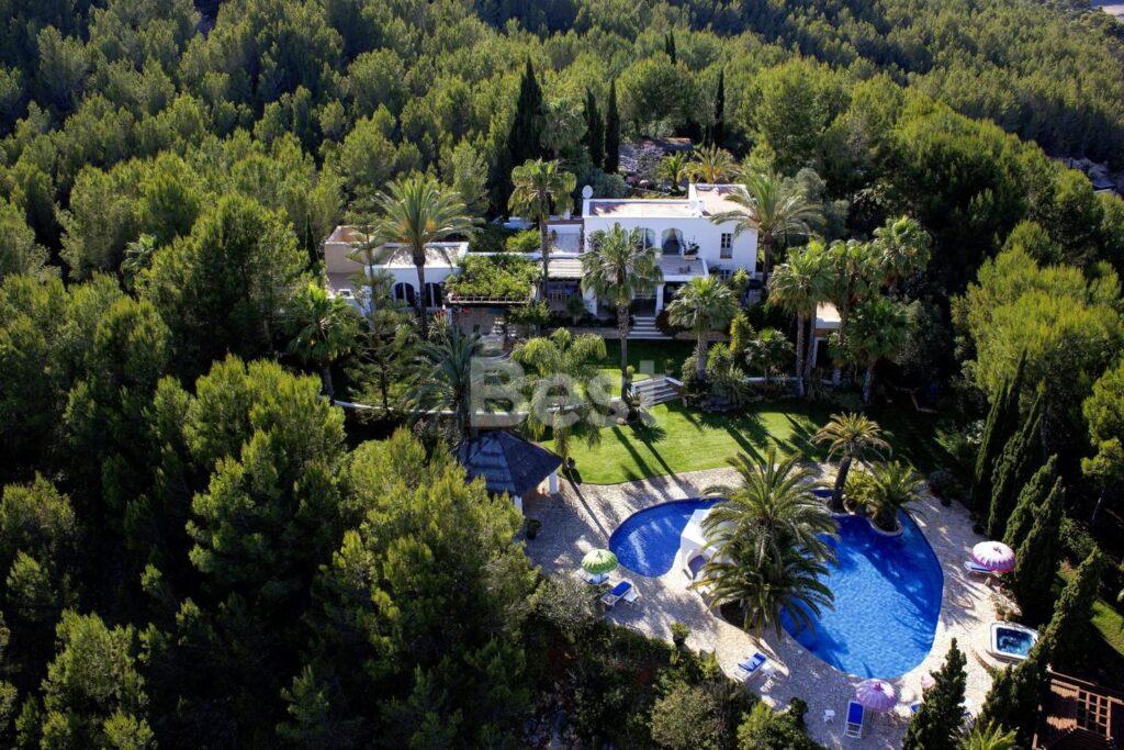 Exclusiva propiedad en alquiler con vistas al mar entre Santa Eulalia y San Carlos, Ibiza REF: CAN BABOO