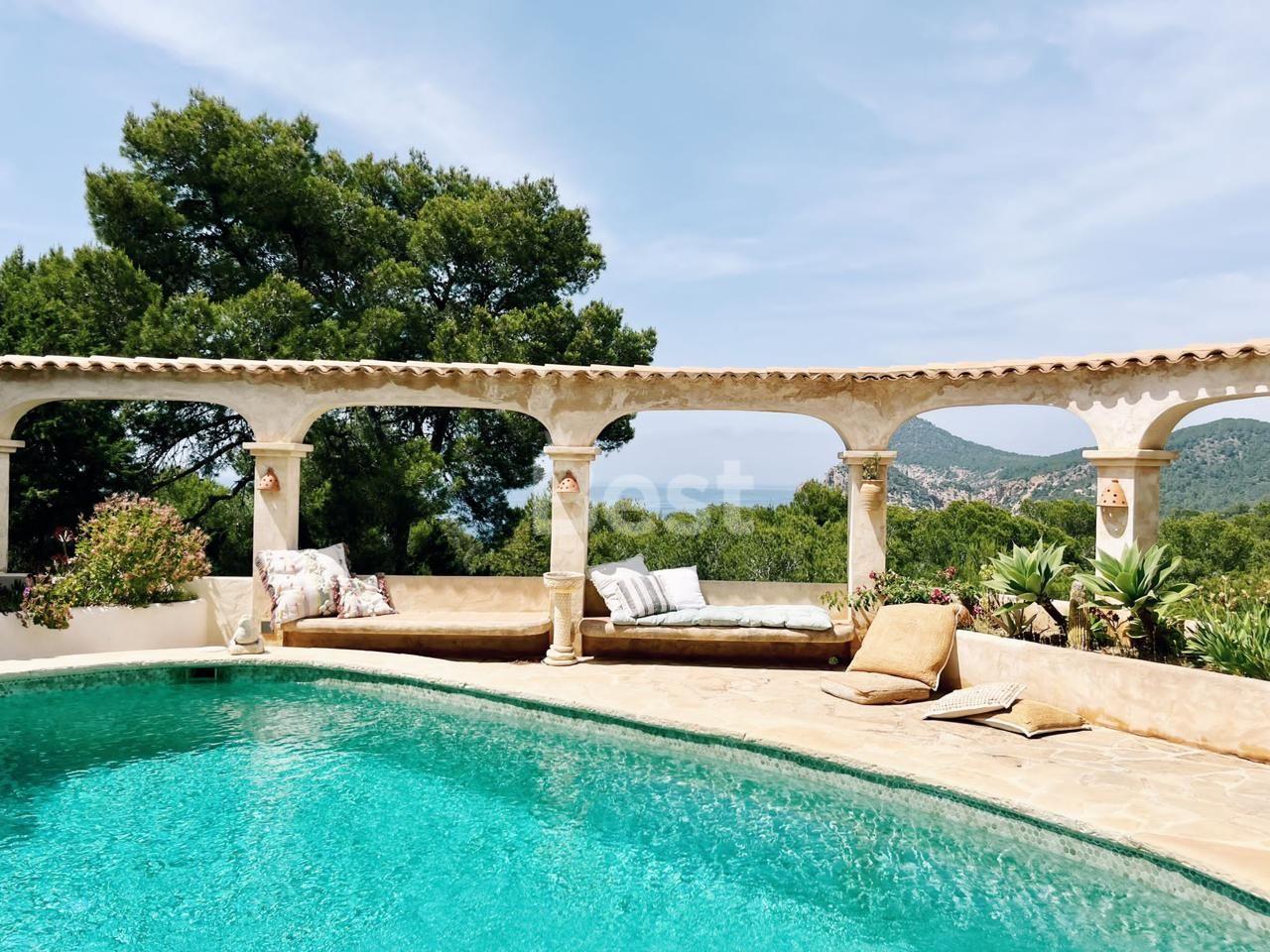 Chalet rústico en venta con vistas al mar en Sa Galera Ibiza. We present this rustic villa for sale with sea views in Sa Galera in Ibiza. Villa rustique à vendre avec vue sur la mer à Punta Galera, Ibiza