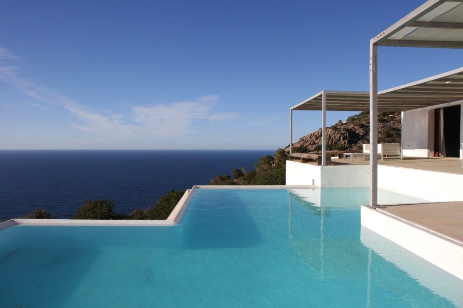 villa con piscina y vistas al mar en Ibiza
