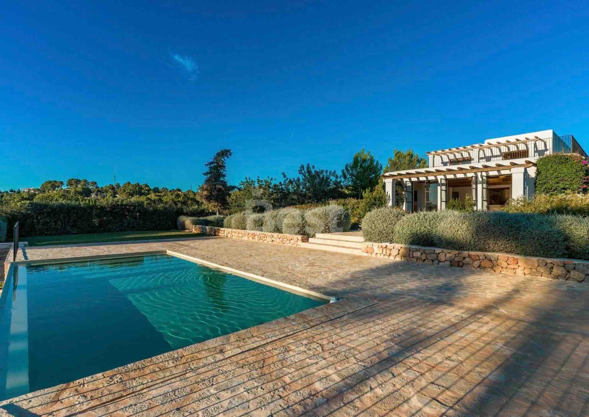 Finca historique restaurée par Blakstad avec vue sur la mer à vendre près de Santa Gertrudis, Ibiza. REF: CAN RICH